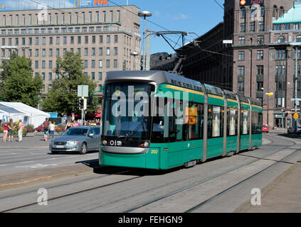 Die Nr. 8 elektrische Straßenbahn betrieben von HSL (Helsingin Seudun Liikenne) in Helsinki, Finnland. Stockfoto