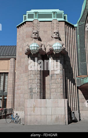 Zwei Statuen neben dem Haupteingang nach Helsinki Central Railway Station, Helsinki, Finnland. Stockfoto