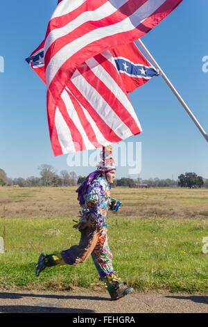 Ein Cajun-Karneval, die Zecher in traditioneller Tracht zieht sich durch kennzeichnet die letzten Landschaft während der Kirche Punkt Courir de Karneval 7. Februar 2016 in Kirche-Punkt, Louisiana. Nachtschwärmer toben durch die Landschaft verursachen Unfug und betteln dann feiern, indem Sie tanzen. Stockfoto