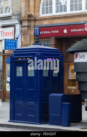 Doctor Who Tardis materialisiert sich in Earls Court London Stockfoto