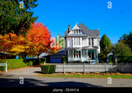 Viktorianisches Haus in Herbst Einstellung Stockfoto