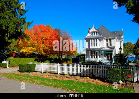 Viktorianisches Haus in Herbst Einstellung Stockfoto