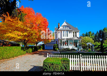 Viktorianisches Haus in Herbst Einstellung Stockfoto