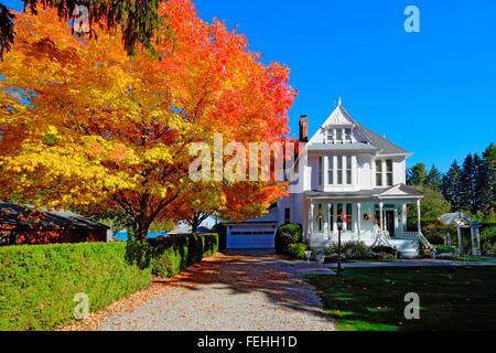 Viktorianisches Haus in Herbst Einstellung Stockfoto