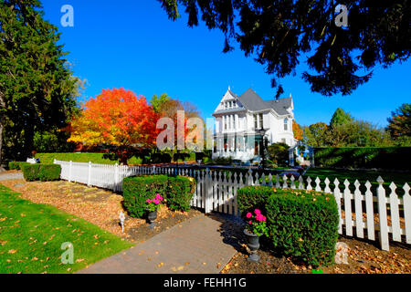 Viktorianisches Haus in Herbst Einstellung Stockfoto