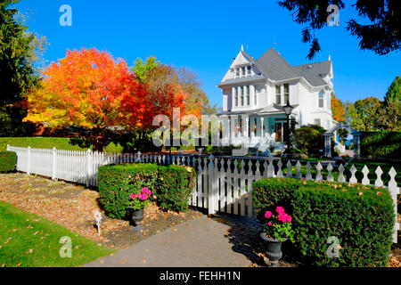 Viktorianisches Haus in Herbst Einstellung Stockfoto