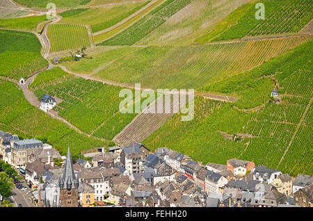 Blick auf die Weinberge in der Nähe von Bernkastel-Kues und die Mosel Stockfoto