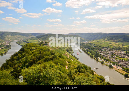 Blick auf die Mosel und auf Schloss Marienburg in der Nähe von Village Pünderich - Mosel Wein-Region in Deutschland Stockfoto