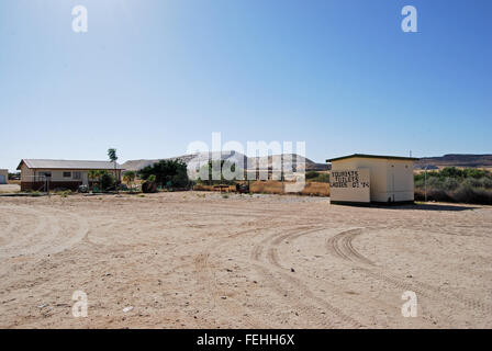 Auf einer Schotterstraße durch ein abgelegenes Dorf in der Nähe von Outjo in Namibia, Afrika Stockfoto