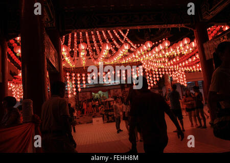 Kuala Lumpur, Malaysia. 7. Februar 2016. Menschen in Sillhoutte Lage mit vollen roten Laternen in Thean Hou Tempel in Kuala Lumpur während Chinese New Year Eve. Bildnachweis: Shafwan Zaidon/Alamy Live-Nachrichten Stockfoto