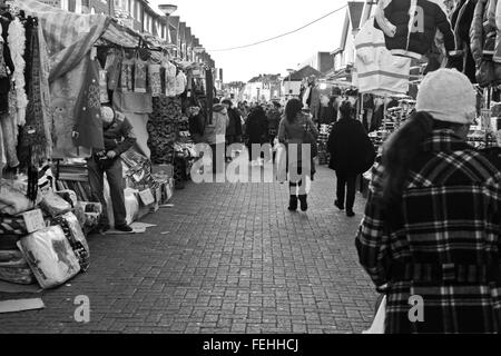 Blick auf Walthamstow Markt auf der Suche nach Westen in Richtung St. James Street. Stände, Shopper zeigt. Ist in schwarz und weiß. Stockfoto