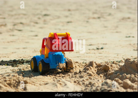 Kinderspielzeug Bagger am Strand von Walton auf Naze, Essex, England, UK Stockfoto