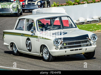 1964 wurde der Ford Lotus Cortina Mk1 im Besitz von Kerry Michael von Mark Blundell beim Goodwood Revival 2015 gefahren Stockfoto