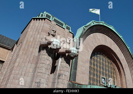 Zwei Statuen neben dem Haupteingang nach Helsinki Central Railway Station, Helsinki, Finnland. Stockfoto