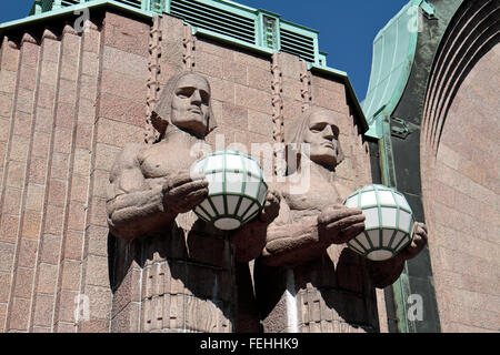 Zwei Statuen neben dem Haupteingang nach Helsinki Central Railway Station, Helsinki, Finnland. Stockfoto