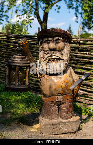 Eine hölzerne Statue eines Zwergs Bergmann in der Burg Dubno, Rowno Region, Ukraine Stockfoto