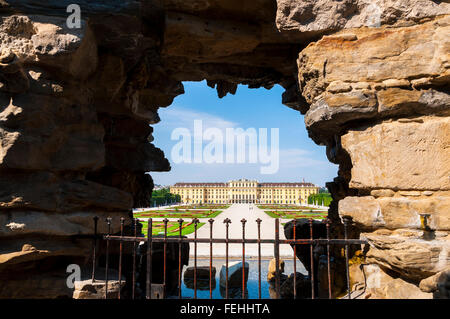Blick auf das Schloss Schönbrunn in Wien durch einen Brunnen Höhle frame Stockfoto
