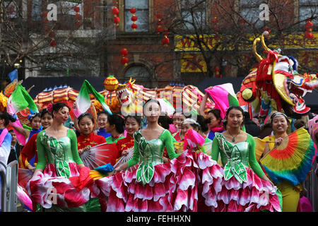 Kredit-Manchester, UK 7. Februar 2016 Tänzer in Chinatown mit einem Drachen dahinter: Barbara Koch/Alamy Live News Stockfoto