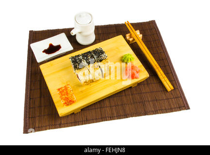 Stillleben - legen Sie die Brötchen auf einem Brett, auf Bambusmatte, isoliert Stockfoto