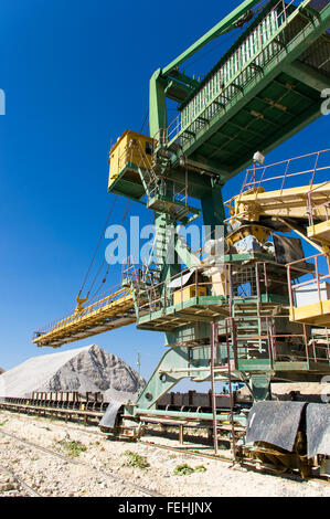 Teil Bau riesiger Steinbruch Mechanismus, Sommertag Stockfoto