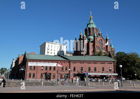 Uspenski Kathedrale oben umgewandelt Dock Gebäude in der Nähe von Pohjoissatama Nordhafen in Helsinki, Finnland. Stockfoto