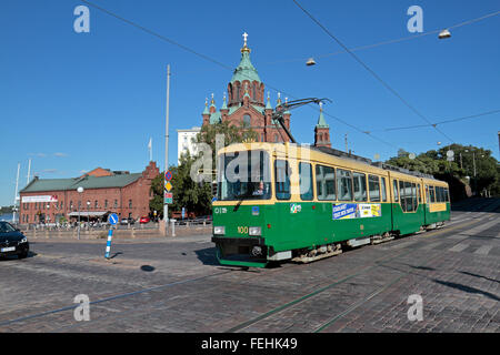 Die Nr. 2 elektrische Straßenbahn betrieben von HSL (Helsingin Seudun Liikenne) in Helsinki, Finnland. Stockfoto