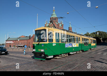 Die Nr. 2 elektrische Straßenbahn betrieben von HSL (Helsingin Seudun Liikenne) in Helsinki, Finnland. Stockfoto