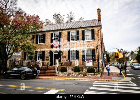 Bank von Charles Town & Woodwille Hall Capital LLC Büros, 2 West Washington Street, Middleburg, VA Stockfoto