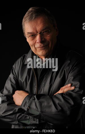 Studio-Porträt mit schwarzem Hintergrund des älteren Menschen Lächeln, Brillen-und schwarze Lederjacke mit verschränkten Armen Stockfoto