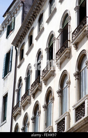 Venedig, Italien - niedrigen Winkel Ansicht Marmorfassade der ein Palast im venezianischen Barockstil Stockfoto