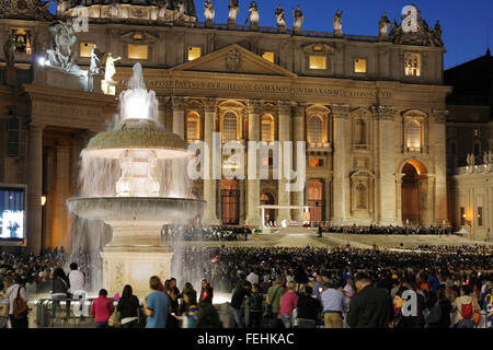 Vatikanstadt 3. Oktober 2015. das Predigen des Papstes Francis vor der Synode über die Familie, Petersplatz, Bernini-Brunnen Stockfoto