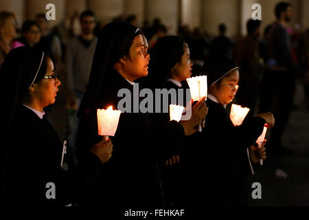 Vatikan-Stadt. 3. Oktober 2015. Nonnen auf dem Predigen des Papstes Francis vor der Synode über die Familie, Petersplatz, Vatikan Stockfoto