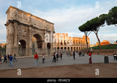 Der Bogen von Constantine und das Kolosseum in Rom, Italien; Arco Di Constantino, Colosseo, Roma Stockfoto