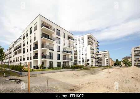 Modernen Wohnbauten mit Außenanlagen, Fassade des neuen Niedrigenergie-Wohnhäuser Stockfoto