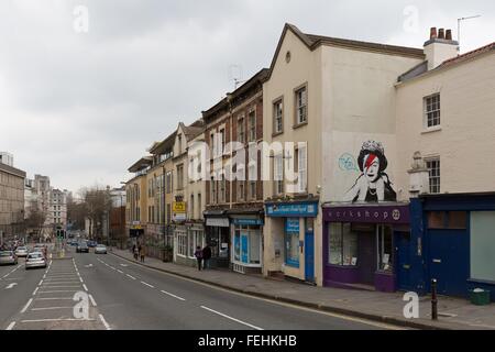 April 2014 - Bristol, Vereinigtes Königreich: Ein Graffiti von Royal Queen mit roten und blauen Blitz geformt machen auf der rechten Seite geschlossen Stockfoto