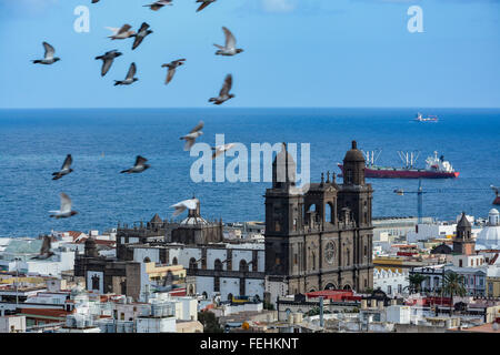 Kathedrale von Santa Ana (heilige Kathedrale-Basilika der Kanarischen Inseln) in Las Palmas von einem Hügel aus gesehen Stockfoto