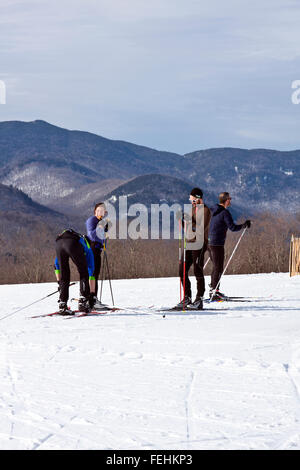 Von Trapp Family Lodge in Stowe, Vermont, USA, eine Gruppe von Freunden machen Sie eine Pause während Langlaufen. Stockfoto