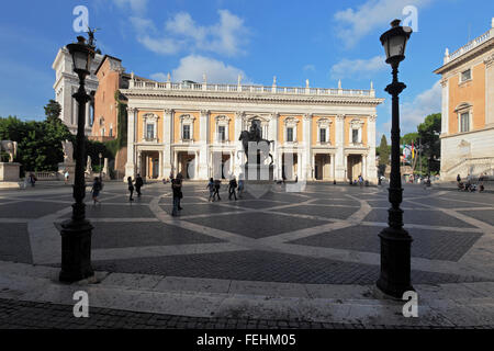 Der Palazzo Nuovo der Kapitolinischen Museen (Musei Capitolini) auf der Piazza del Campidoglio, auf dem Kapitol in Rom, Italien Stockfoto