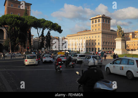 Palazzo Delle Assicurazioni Generali an der Piazza Venezia in Rom, Italien Stockfoto