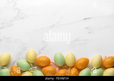 Ostereier auf weißem Marmor Stockfoto