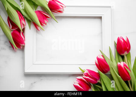 Tulpe mit leeren Bilderrahmen auf weißem Marmor Hintergrund Stockfoto