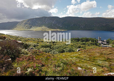 Glenveagh Castle am Lough Beagh in der Glenveagh National Park in Irland Stockfoto