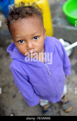 Junge, 2 Jahre in einem provisorischen Lager für Bürgerkrieg Flüchtlinge, Barrio Bello Horizonte, Bogota, Kolumbien Stockfoto