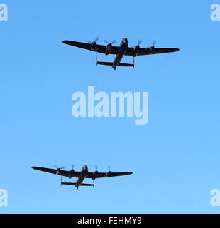 Ein seltener Anblick - die nur zwei flugfähige Lancasters im Formationsflug über Prestwick Flughafen während der schottischen Airshow im Jahr 2014. Stockfoto