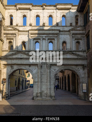 Antike römische Tor in der Altstadt von Verona, genannt Porta Borsari Stockfoto