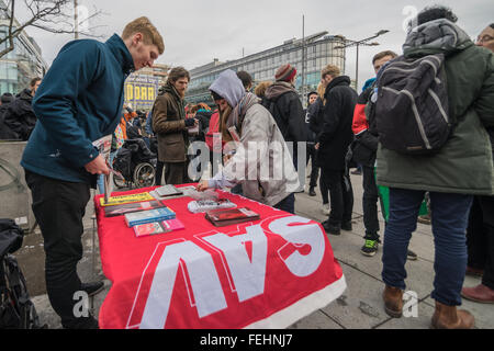 Dresden, Deutschland, 6. Februar 2016. Verschiedenen Fraktionen der antifaschistischen Bewegung Rallye an Dresdens Cerntral Station, unter dem Banner des europaweiten Rallye "Solidarität ohne Grenzen". Die Demonstration ist gegen die europaweite Pegida-Rallye "Festung Europa". Bildnachweis: Leon Breiter/Alamy Live-Nachrichten Stockfoto