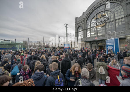 Dresden, Deutschland, 6. Februar 2016. Verschiedenen Fraktionen der antifaschistischen Bewegung Rallye an Dresdens Cerntral Station, unter dem Banner des europaweiten Rallye "Solidarität ohne Grenzen". Die Demonstration ist gegen die europaweite Pegida-Rallye "Festung Europa". Bildnachweis: Leon Breiter/Alamy Live-Nachrichten Stockfoto