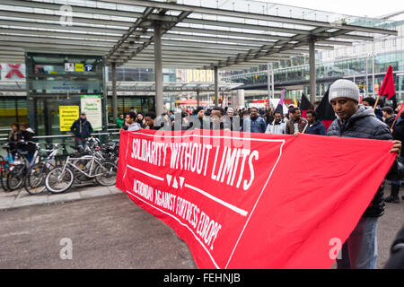 Dresden, Deutschland, 6. Februar 2016. Verschiedenen Fraktionen der antifaschistischen Bewegung Rallye an Dresdens Cerntral Station, unter dem Banner des europaweiten Rallye "Solidarität ohne Grenzen". Die Demonstration ist gegen die europaweite Pegida-Rallye "Festung Europa". Bildnachweis: Leon Breiter/Alamy Live-Nachrichten Stockfoto