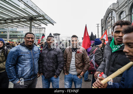 Dresden, Deutschland, 6. Februar 2016. Verschiedenen Fraktionen der antifaschistischen Bewegung Rallye an Dresdens Cerntral Station, unter dem Banner des europaweiten Rallye "Solidarität ohne Grenzen". Die Demonstration ist gegen die europaweite Pegida-Rallye "Festung Europa". Bildnachweis: Leon Breiter/Alamy Live-Nachrichten Stockfoto