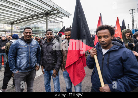 Dresden, Deutschland, 6. Februar 2016. Verschiedenen Fraktionen der antifaschistischen Bewegung Rallye an Dresdens Cerntral Station, unter dem Banner des europaweiten Rallye "Solidarität ohne Grenzen". Die Demonstration ist gegen die europaweite Pegida-Rallye "Festung Europa". Bildnachweis: Leon Breiter/Alamy Live-Nachrichten Stockfoto